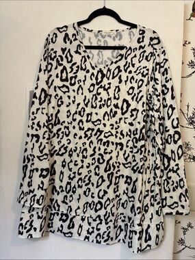 Women’s Black & White Leopard V-Neck Long Sleeve Top
